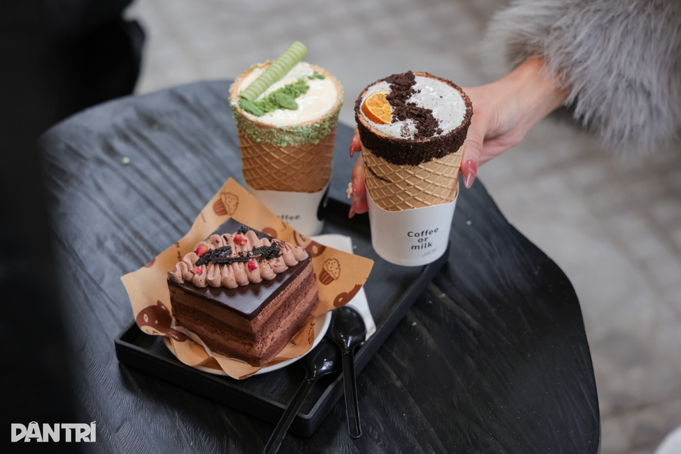 Uống cà phê xong… ăn luôn cả cốc: Trào lưu lạ hút khách ở Hà Nội - 1