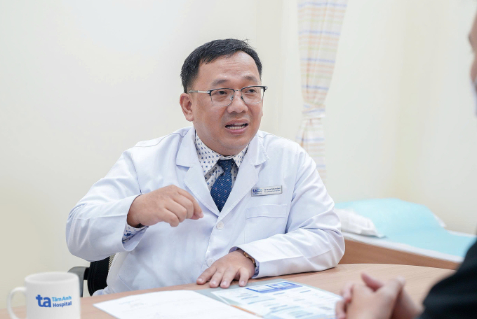 BS.CKII Hồ Tấn Thông tư vấn cách dùng thuốc cho người bệnh. Ảnh: Bệnh viện Đa khoa Tâm Anh