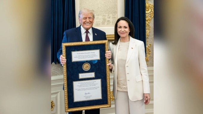 Lãnh đạo đối lập Venezuela Maria Corina Machado (phải) tặng Tổng thống Mỹ Donald Trump huy chương Nobel Hòa bình tại Nhà Trắng hôm 15/1. Ảnh: Nhà Trắng