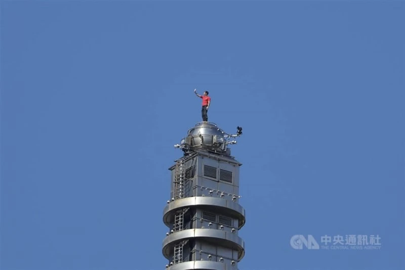 Nhà leo núi người Mỹ tay không chinh phục tòa nhà cao nhất Đài Loan Đài Bắc 101.jpg