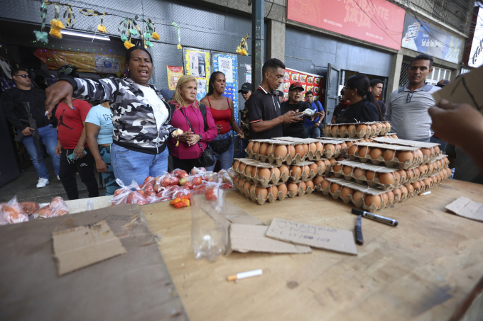 Quầy hàng trong một khu chợ ở thủ đô Caracas, Venezuela, hôm 4/1. Ảnh: AFP