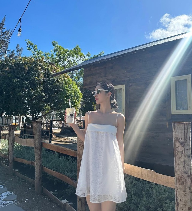 Váy babydoll trắng, ‘khoảng lặng’ ngọt ngào cho những nàng thơ yêu sự tối giản- Ảnh 1.