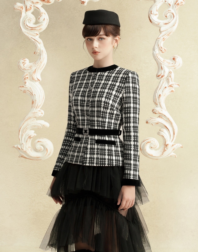 Váy dài và áo khoác tweed dáng ngắn, cặp đôi hoàn hảo cho những ngày cuối năm- Ảnh 1.