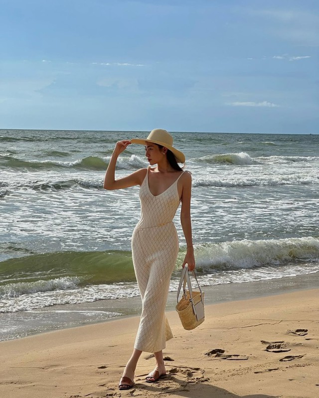 Váy liền thân và mũ cói vành rộng, khí chất nàng thơ- Ảnh 1. Váy liền thân và mũ cói vành rộng, khí chất nàng thơ- Ảnh 1.