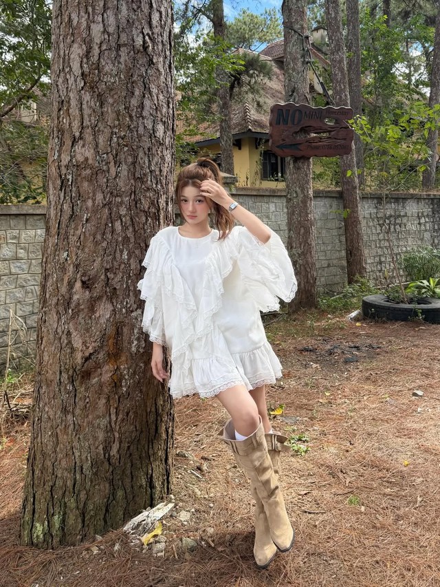 Váy trắng phối giày bốt, sự giao thoa ngọt ngào đầy sức hút- Ảnh 1.