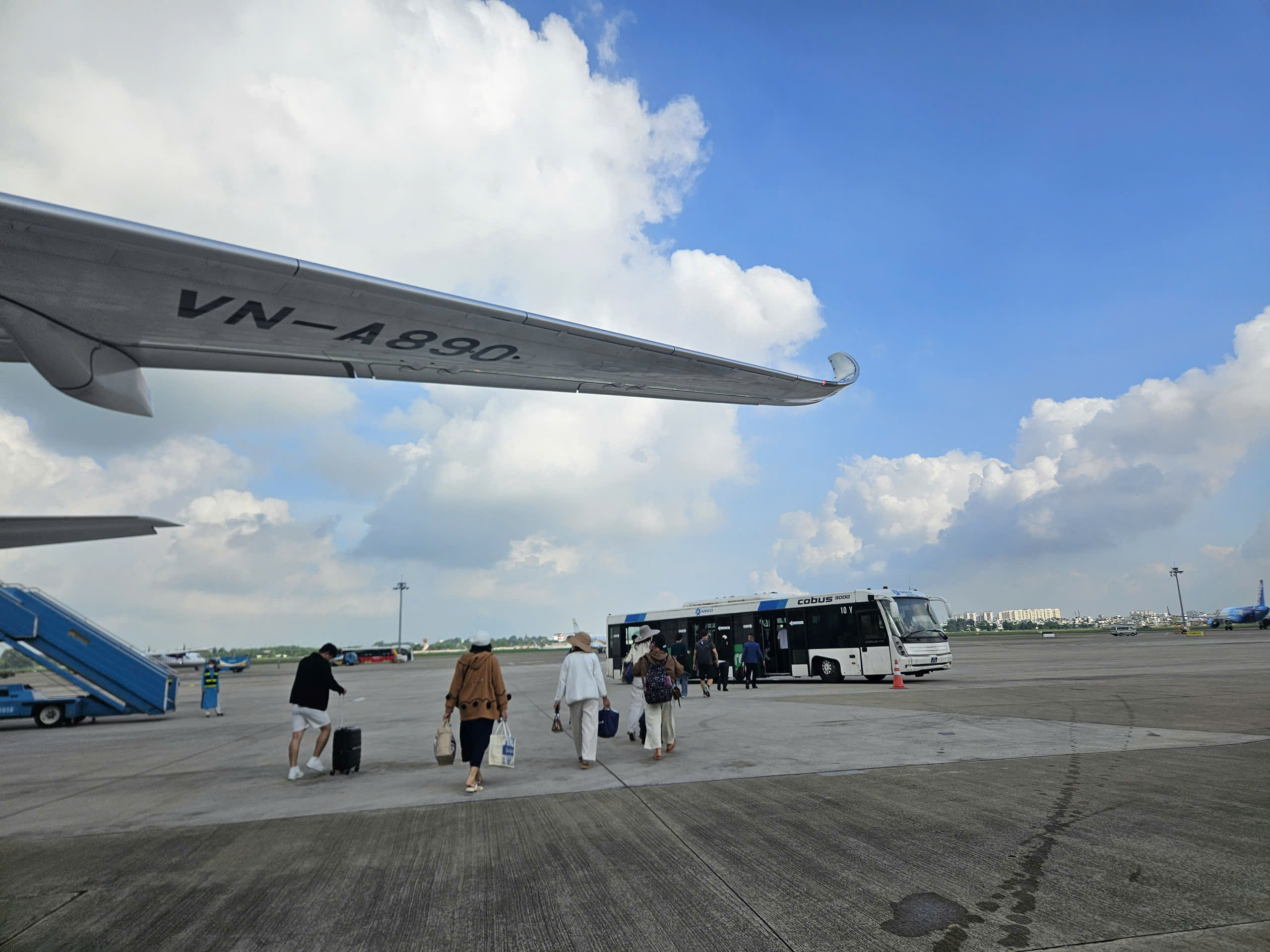 Vé Tết nhộn nhịp từng ngày - Ảnh 2.