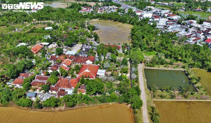 Vẻ đẹp chùa Thập Tháp, cổ tự gần 350 năm trên nền kinh đô Đồ Bàn xưa 1 Chùa Thập Tháp tọa lạc tại phường An Nhơn, tỉnh Gia Lai (trước đây là Thị xã An Nhơn, tỉnh Bình Định), cách phố biển Quy Nhơn khoảng 28km về phía Bắc, nằm yên bình giữa những mái ngói đỏ, hàng cây và cánh đồng lúa bát ngát.