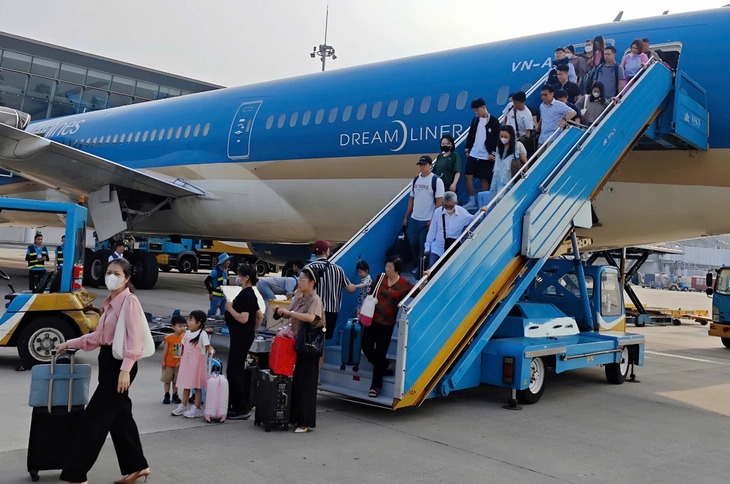 Nghịch lý vé máy bay Tết - Ảnh 2.