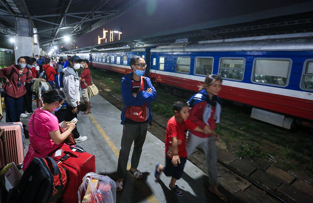 Vé tàu tết 'nóng hầm hập' không kém gì vé máy bay - Ảnh 1.