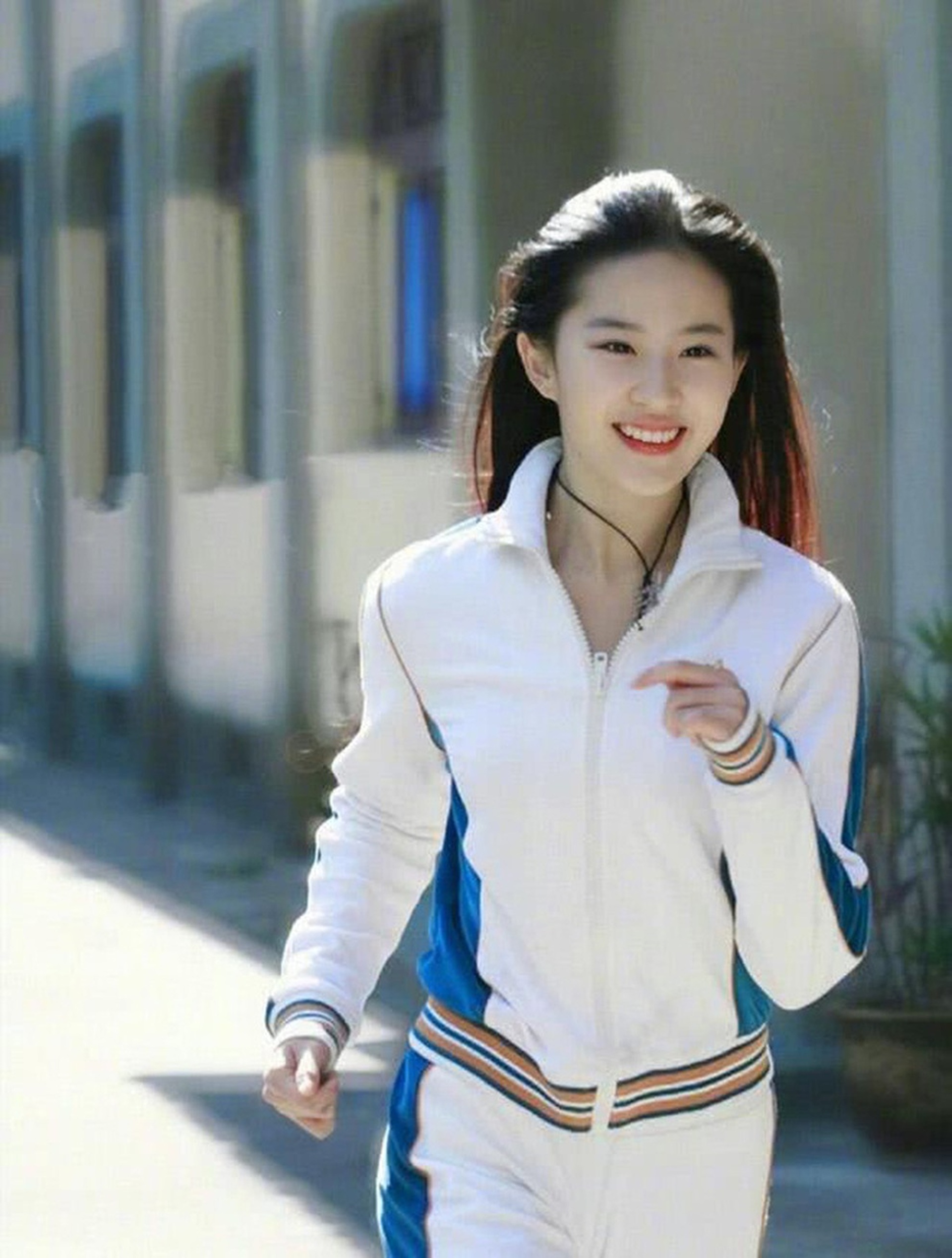 Vẻ trong trẻo của Lưu Diệc Phi tuổi 16 gây sốt, xứng danh mỹ nhân Hoa ngữ - 3 Vẻ trong trẻo của Lưu Diệc Phi tuổi 16 gây sốt, xứng danh mỹ nhân Hoa ngữ - 3