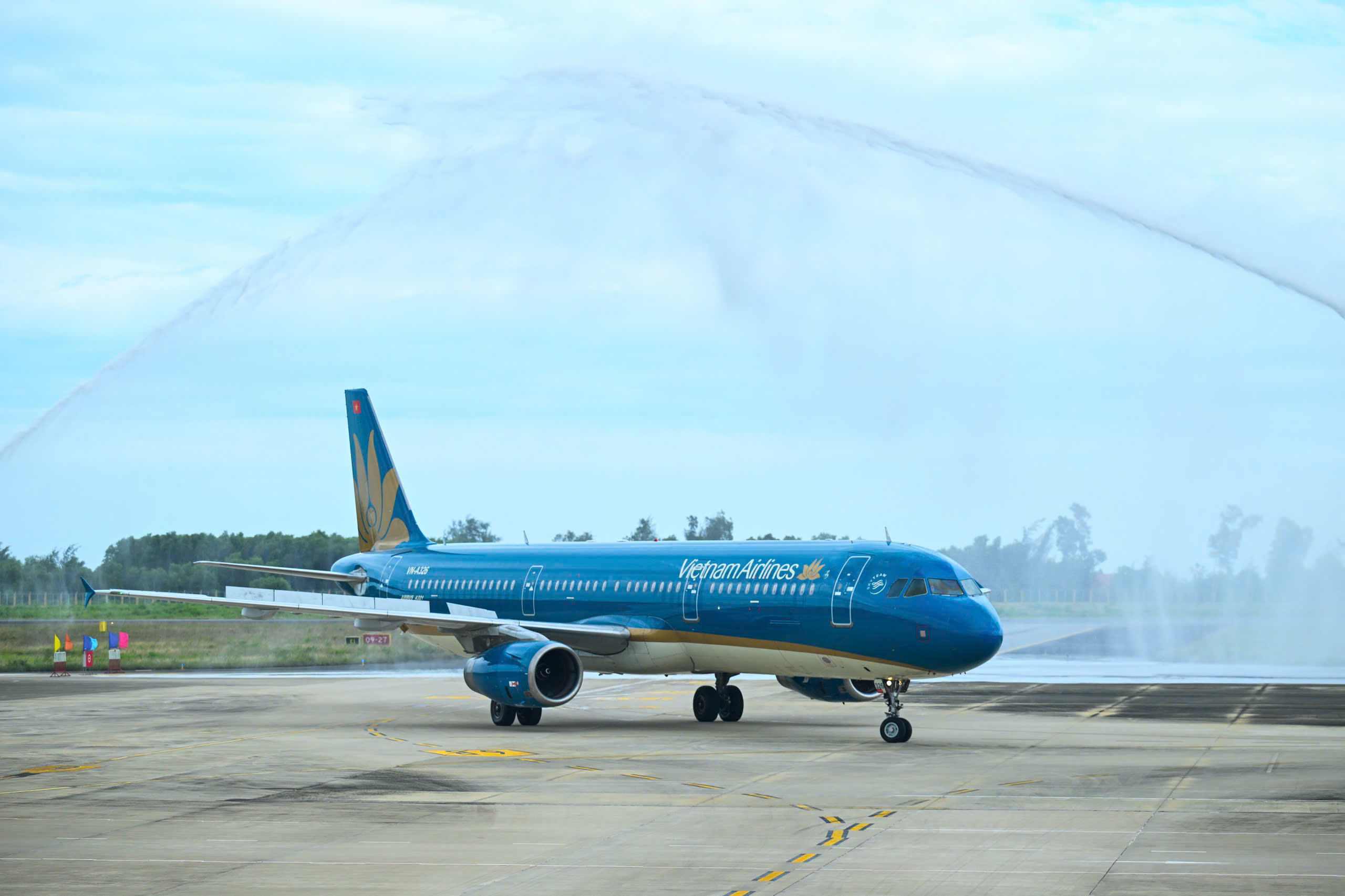 Vị khách đặc biệt thứ 350 triệu của Vietnam Airlines nhận quà 