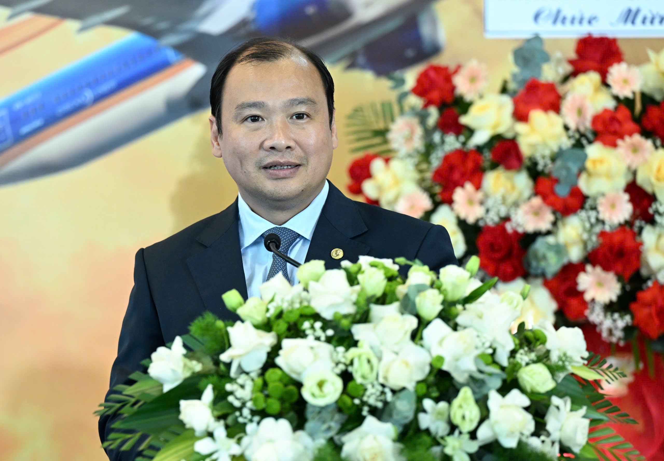 Vị khách đặc biệt thứ 350 triệu của Vietnam Airlines nhận quà 