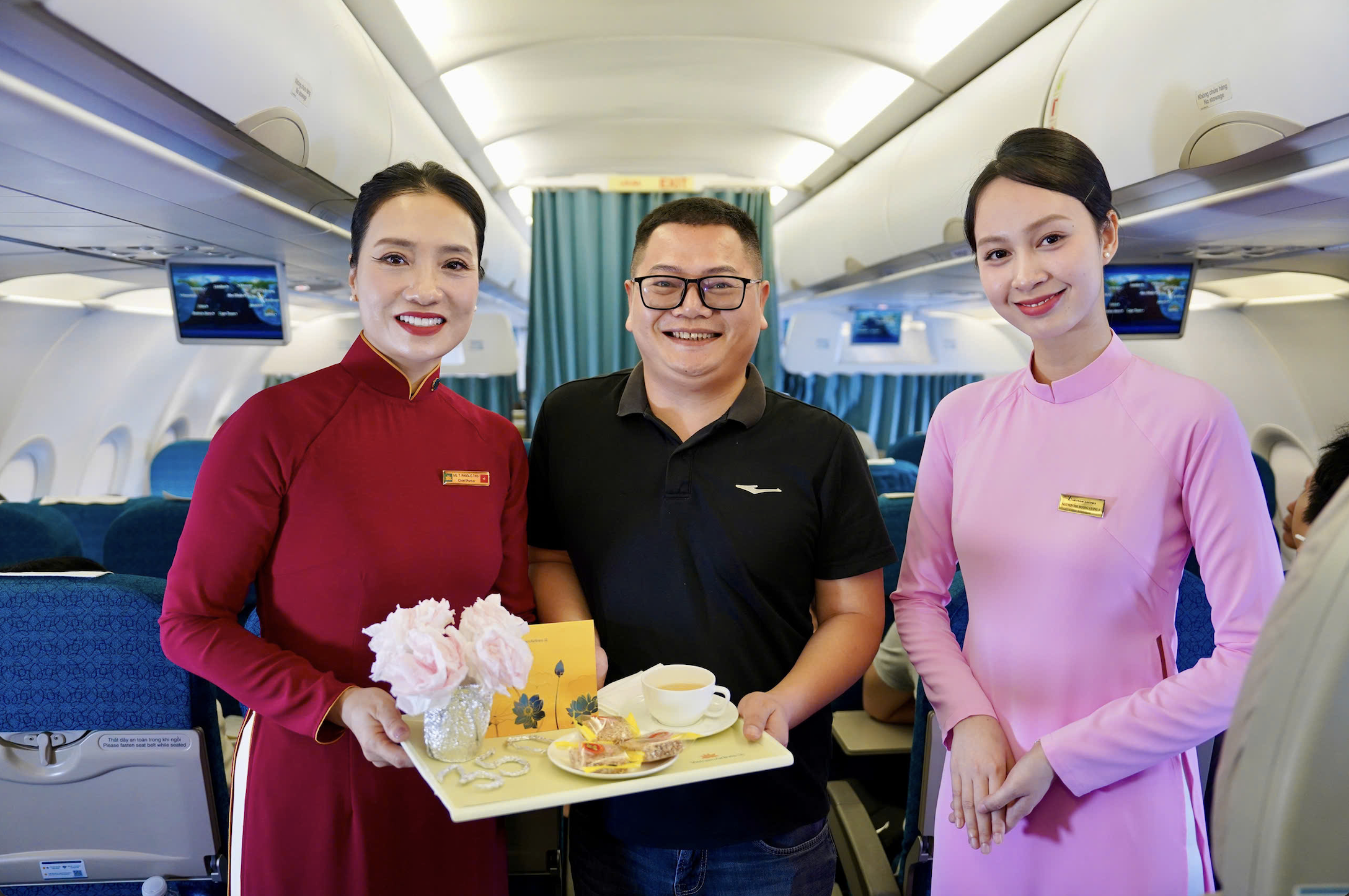 Vị khách đặc biệt thứ 350 triệu của Vietnam Airlines nhận quà 
