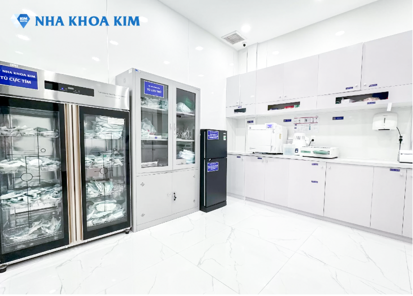 Hệ thống vô trùng chuẩn Bộ Y Tế giúp Nha khoa Kim đạt điểm tối đa trong tiêu chí kiểm soát nhiễm khuẩn.