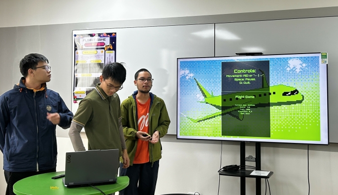 Nhóm sinh viên Finland Metropolia Vietnam trình diễn vận hành game trên nền tảng Web UI. Ảnh: Finland Metropolia Vietnam