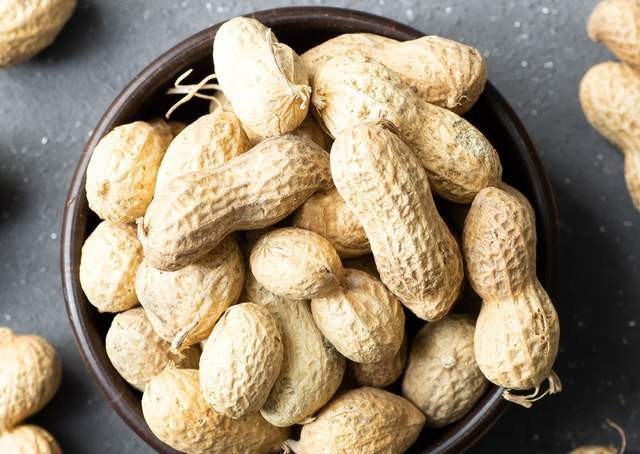 Lạc nhiều dinh dưỡng, nhưng nên ăn một lượng vừa phải để đảm bảo sức khỏe. Ảnh: Aboluowang