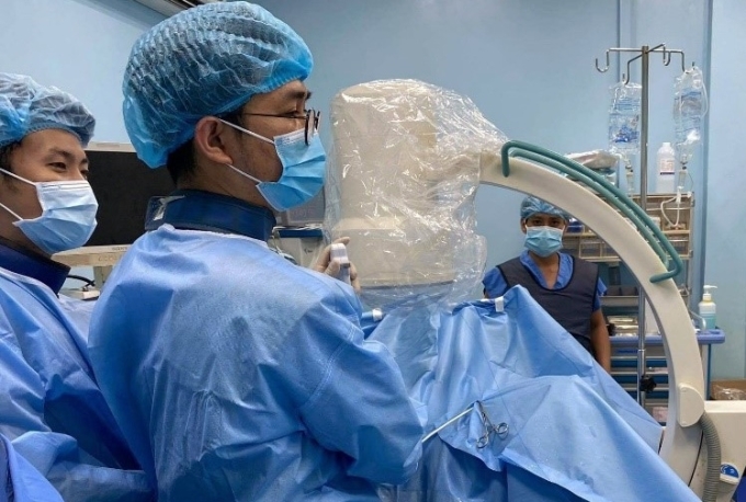 Bác sĩ nội soi tán sỏi tại Bệnh viện Bình Dân. Ảnh: Bệnh viện cung cấp