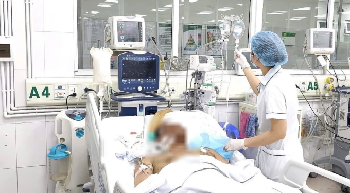 Người đàn ông 36 tuổi, ở Hưng Yên bị nhiễm trùng huyết, viêm phổi do lây thủy đậu từ con gái. Ảnh: Bệnh viện Bệnh Nhiệt đới Trung ương