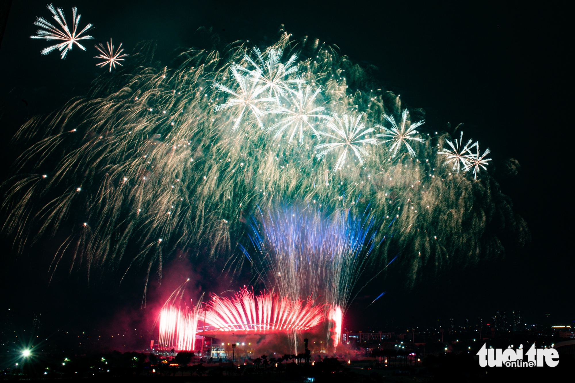 Vì sao pháo hoa có thể 'vẽ' trái tim, lá cờ, bụi tre... trên bầu trời? - Ảnh 1.