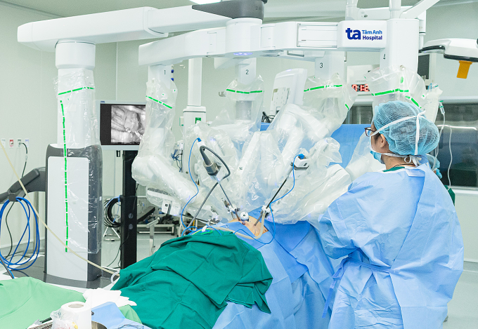 Bác sĩ phẫu thuật ung thư phổi bằng robot Da Vinci Xi. Ảnh minh họa: Thanh Luận