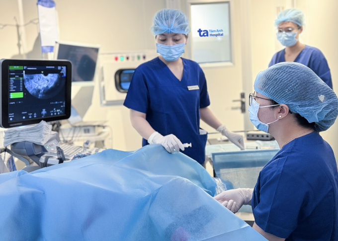 ThS.BS Trần Ngọc Hà Giang thực hiện kỹ thuật chọc hút noãn để điều trị thụ tinh ống nghiệm cho người bệnh. Ảnh minh họa: Đình Lâm