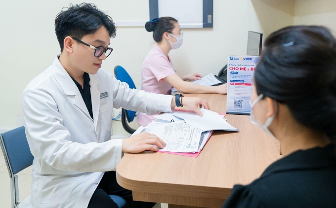 Bác sĩ Trung tâm Sản phụ khoa tư vấn cho người bệnh. Ảnh minh họa: Bệnh viện Đa khoa Tâm Anh