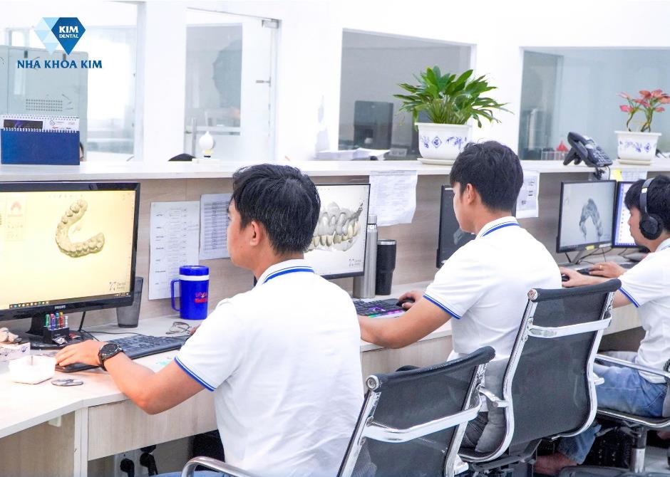 Vì sao răng sứ Nha Khoa Kim đẹp an tâm? - Ảnh 1.