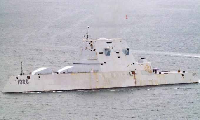 Khu trục hạm USS Zumwalt hoen rỉ ở ngoài khơi bang California, Mỹ năm 2021. Ảnh: Warshipcam