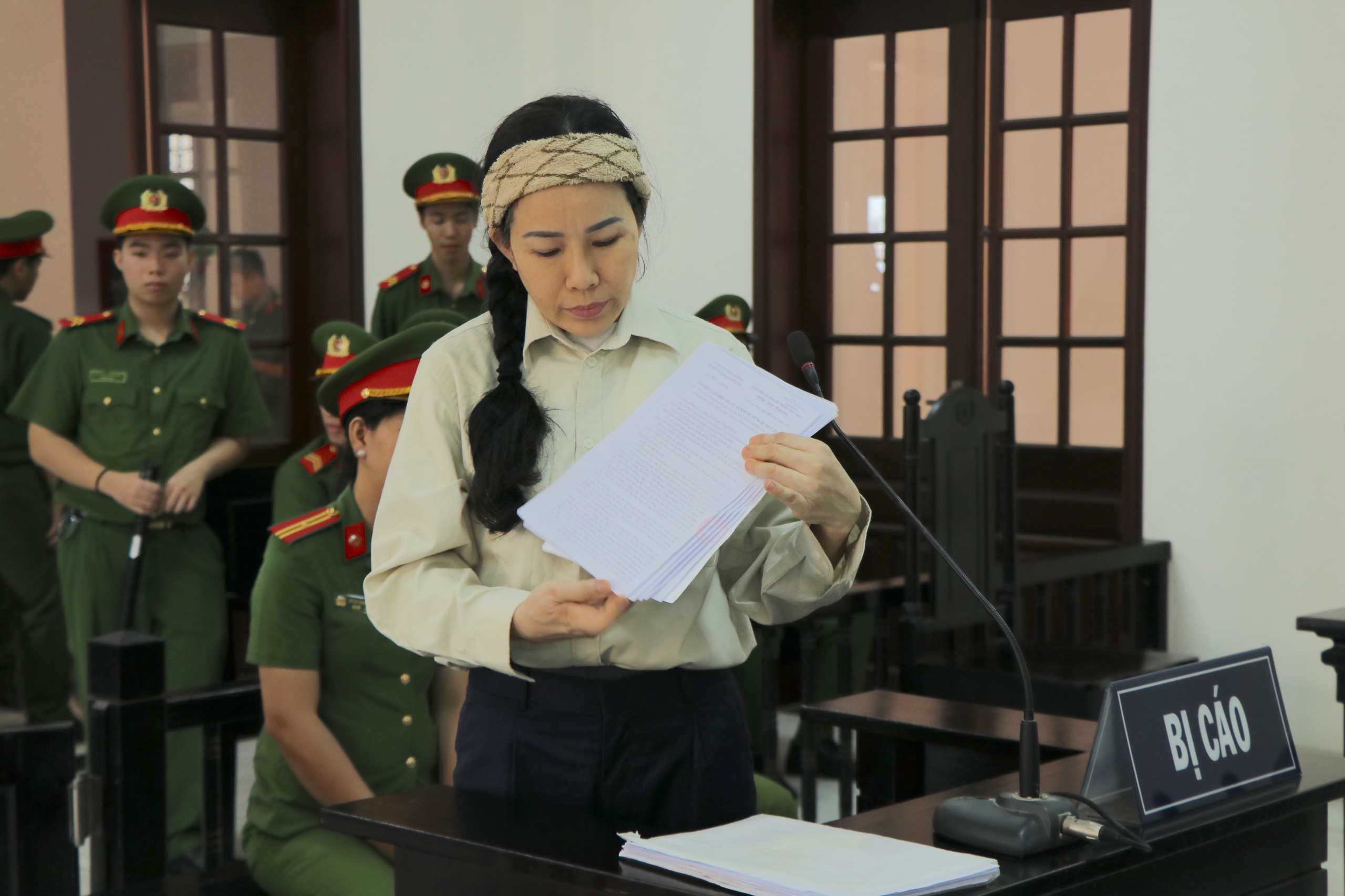 Tòa không đồng ý hoãn xét xử Đinh Thị Lan về vụ xúc phạm Nguyễn Phương Hằng - Ảnh 1.