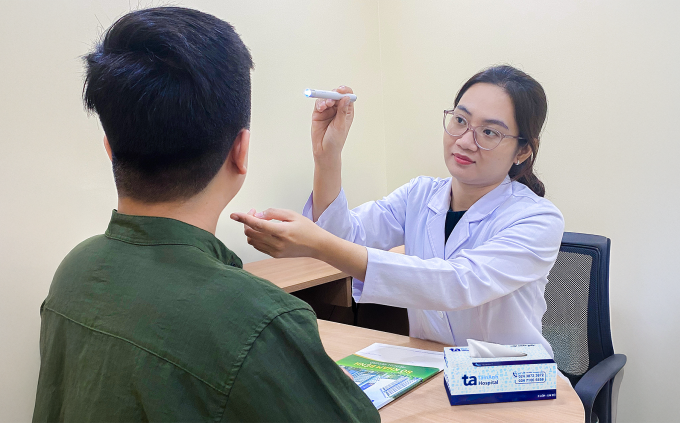 Bác sĩ Hoàng Dung khám da cho người bệnh. Ảnh minh họa: Phòng khám Đa khoa Tâm Anh Quận 7