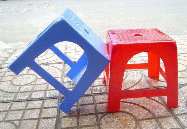 Vì sao trên mặt ghế nhựa lại thường có một lỗ tròn? Không đơn giản như nhiều người nghĩ- Ảnh 1.