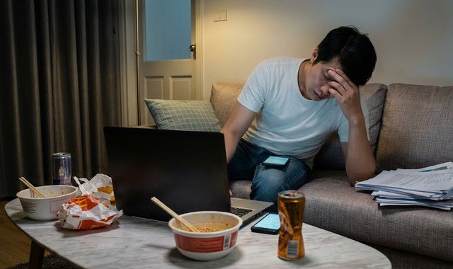 Lối sống ít vận động, thực phẩm chế biến sẵn và căng thẳng kéo dài đang âm thầm làm tăng nguy cơ ung thư ở người trẻ. Hình minh họa