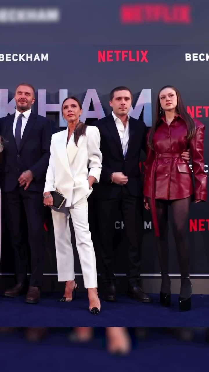 Victoria Beckham dự buổi ra mắt phim tài liệu "Beckham" với vợ chồng con trai lớn