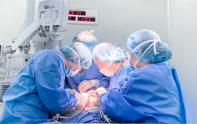 Giáo sư Thủy (thứ hai từ phải sang) đang phẫu thuật cho bà Tô. Ảnh: Bệnh viện Đa khoa Tâm Anh