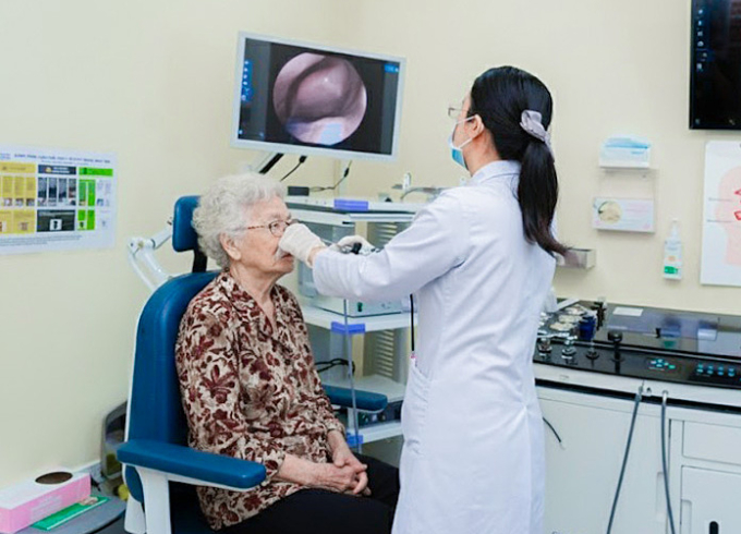 Bác sĩ Hằng đang nội soi cho bà Lan. Ảnh: Bệnh viện Đa khoa Tâm Anh