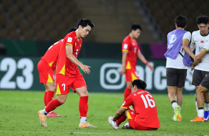 Cầu thủ Việt Nam (áo đỏ) thất vọng sau khi thua Trung Quốc 0-3 ở bán kết VCK U23 châu Á 2026, trên sân Prince Abdullah Al Faisal ở Jeddah, Arab Saudi ngày 20/1/2026. Ảnh: AFC