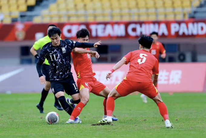 Việt Nam (áo đỏ) thua Hàn Quốc 0-1 ở giải giao hữu U23 Panda Cup ở Trung Quốc vào tháng 11/2025. Ảnh: CFA