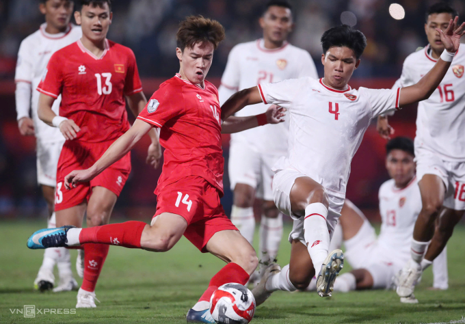 Việt Nam (áo đỏ) thắng Indonesia 1-0 tại vòng bảng ASEAN Cup 2024 trên sân Việt Trì ở Phú Thọ vào ngày 15/12/2024. Ảnh: Lâm Thoả