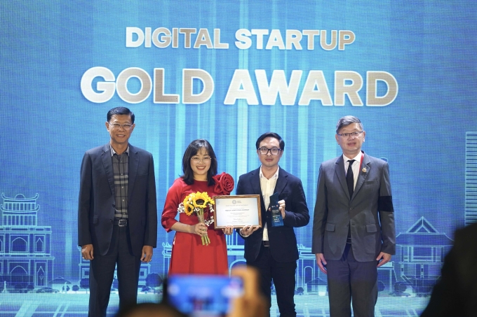 Đại diện MEDCat nhận giải Vàng Giải thưởng Số ASEAN 2026. Ảnh: Lưu Quý