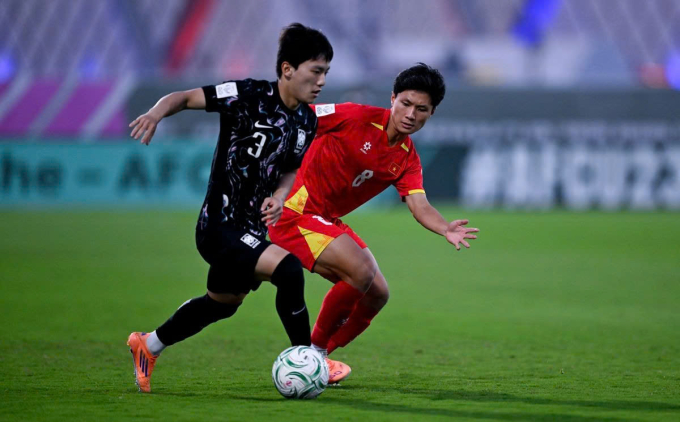 Nguyễn Thái Quốc Cường (phải) áp sát đối thủ trong trận Việt Nam thắng Hàn Quốc ở trận tranh giải ba U23 châu Á trên sân King Abdullah Sports City Hall, thành phố Jeddah, Arab Saudi tối 23/1/2026. Ảnh: AFC