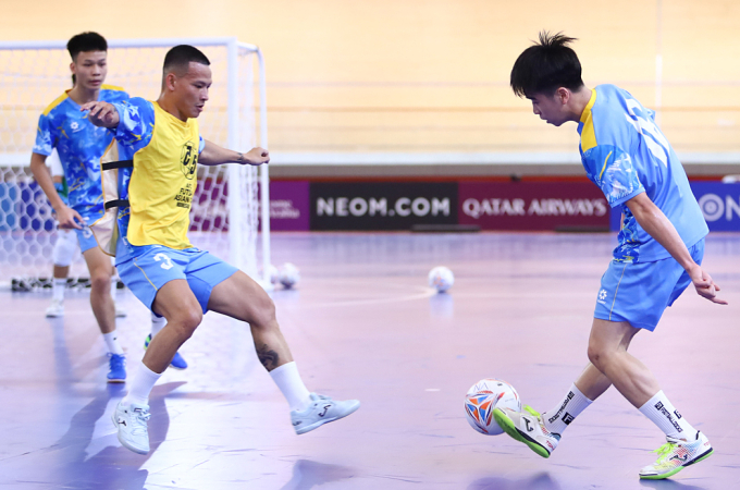 Cầu thủ Việt Nam tập luyện tại Indonesia để chuẩn bị cho trận ra quân. Ảnh: VFF