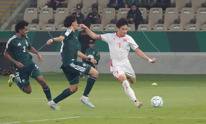 Tình huống Đình Bắc (số 7) ghi bàn duy nhất trong trận Việt Nam thắng Arab Saudi 1-0 ở lượt cuối bảng A VCK U23 châu Á 2026, trên sân Prince Abdullah Al Faisal ở thành phố Jeddah, Arab Saudi tối 12/1/2026. Ảnh: AFC