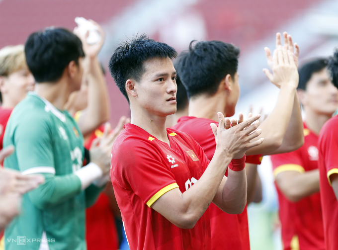 Nguyễn Thanh Nhàn cùng Việt Nam cảm ơn người hâm mộ sau trận thắng Philippines 2-0 ở bán kết bóng đá nam SEA Games 33, trên sân Rajamangala ở Bangkok, Thái Lan ngày 15/12/2025. Ảnh: Hiếu Lương