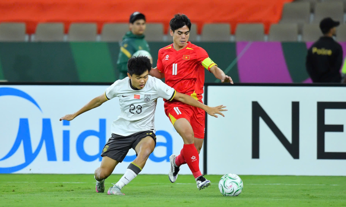 Khuất Văn Khang tranh bóng với cầu thủ Trung Quốc trong trận thua của Việt Nam ở bán kết U23 châu Á trên sân Prince Abdullah Al-Faisal Sports City, thành phố Jeddah, Arab Saudi tối 20/1/2026. Ảnh: AFC