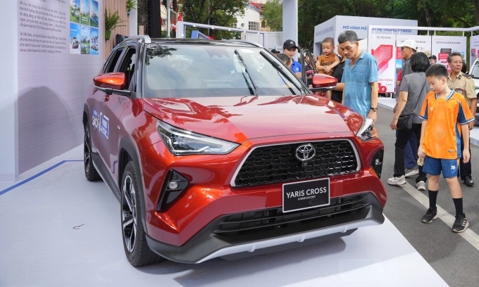 Khách hàng tìm hiểu mẫu Yaris Cross hybrid tại một sự kiện ở Hà Nội hôm 27/9. Ảnh: TMV