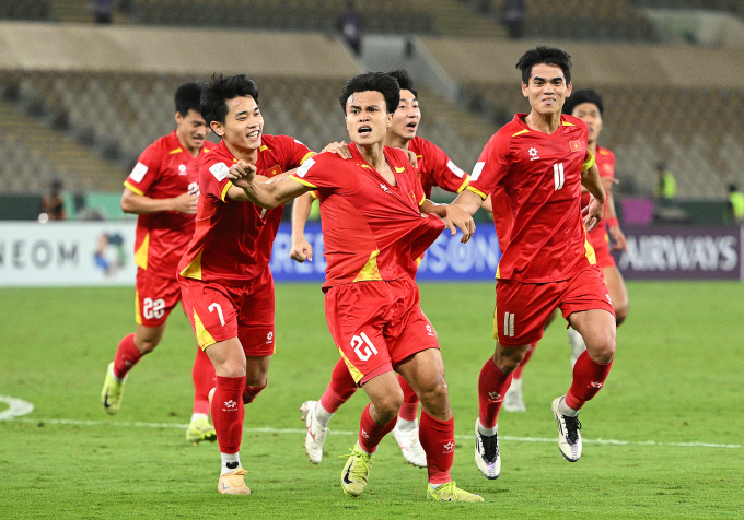 Các cầu thủ Việt Nam mừng bàn thắng của Phạm Minh Phúc (số 21) để ấn định chiến thắng 3-2 trước UAE ở tứ kết U23 châu Á 2026, trên sân Prince Abdullah Al Faisal ở Jeddah, Arab Saudi ngày 16/1/2026. Ảnh: AFC
