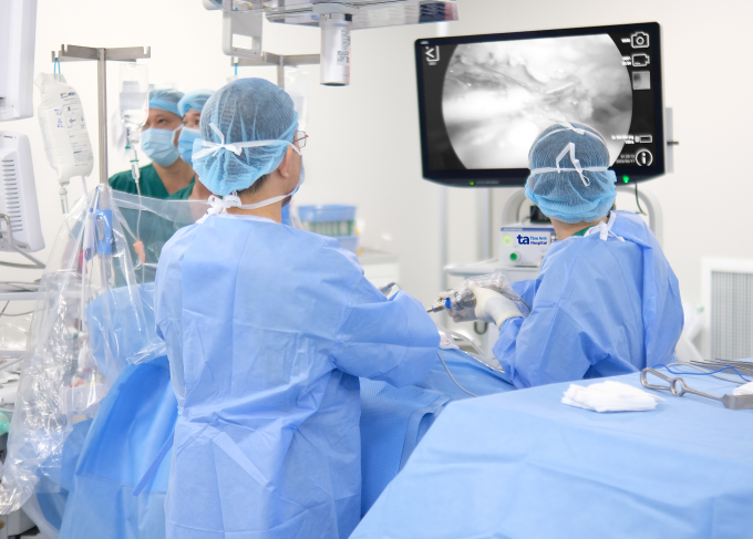 Bác sĩ phẫu thuật nội soi cắt hạch giao cảm cho bệnh nhân. Ảnh minh họa: Hạ Vũ