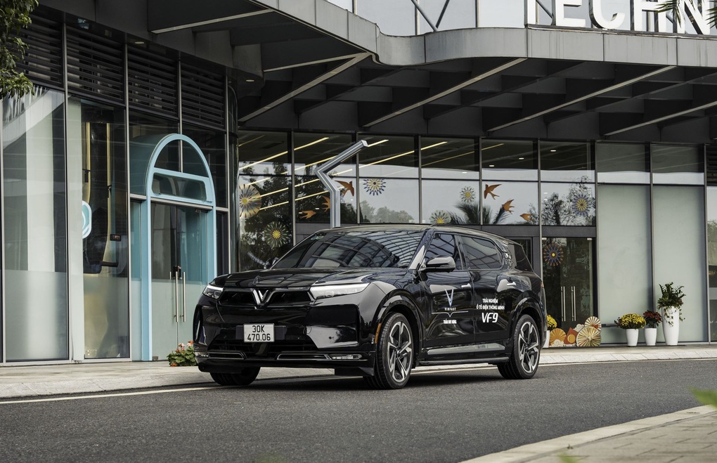VinFast VF 9: Giá lăn bánh từ 1,3 tỷ đồng, miễn phí sạc tới giữa năm 2027 - 1