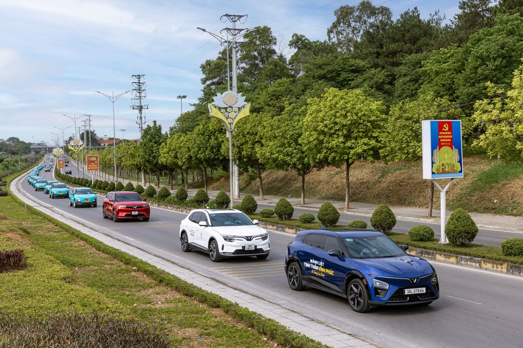 VinFast bàn giao gần 176.000 ô tô điện trong năm 2025 - 1