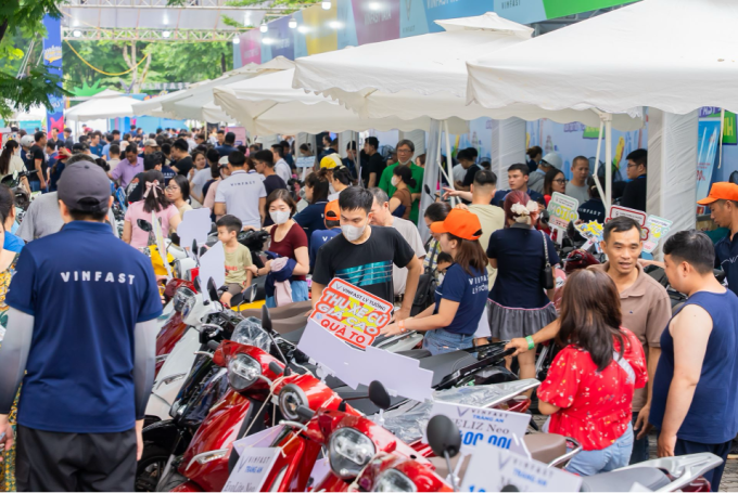 Người dùng tìm hiểu các dòng xe máy điện VinFast tại một sự kiện Đổi xăng lấy điện. Ảnh: Tuấn Vũ